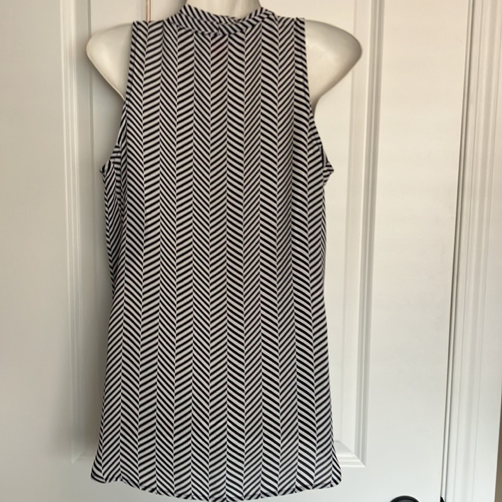 🛑SOLD🛑Just listed💕 black&white diagonal print short sleeved blouse w/V - Picture 4 of 9